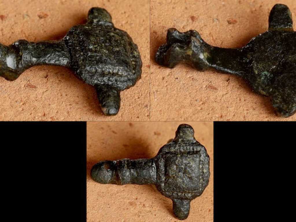 Fragment Roman brooch