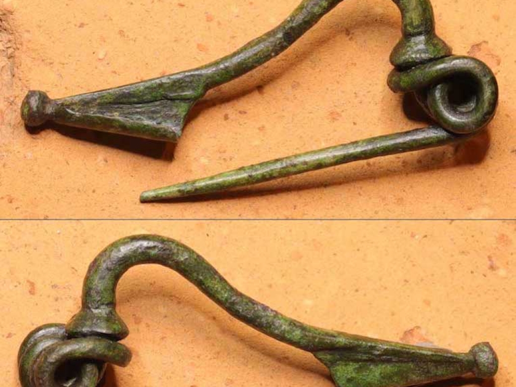 Roman Brooch (fibula) complete with needle